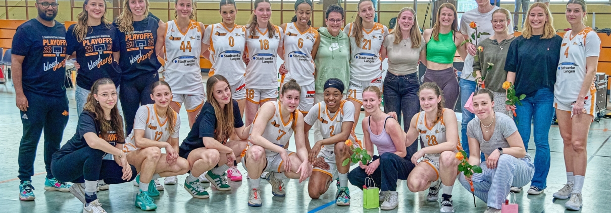 Gemeinsam mit den Rhein-Main Baskets nach deren letztem Saisonspiel am 6. April ehrte Silke Dietrich im Namen auch des TVL-Basketball-Vorstandes auch die Spielerinnen des Aufsteiger-Teams.