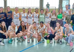 Gemeinsam mit den Rhein-Main Baskets nach deren letztem Saisonspiel am 6. April ehrte Silke Dietrich im Namen auch des TVL-Basketball-Vorstandes auch die Spielerinnen des Aufsteiger-Teams.