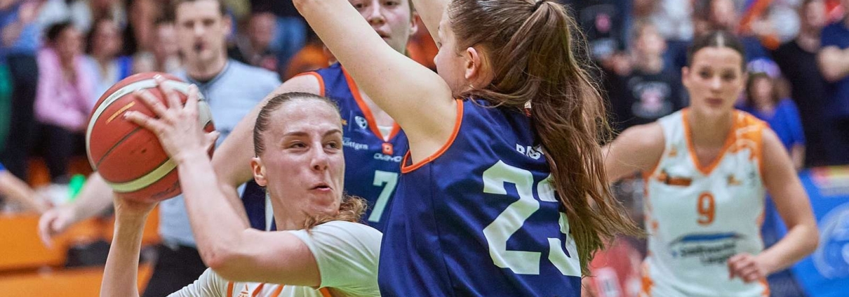 Bleibt in jedem Fall zweitklassig: Monika Crnjac (links, gegen Mainz) wird die Baskets verlassen. Antonia Schütze (hinten rechts) zieht es in die USA. © Leo F. Postl