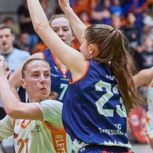 Bleibt in jedem Fall zweitklassig: Monika Crnjac (links, gegen Mainz) wird die Baskets verlassen. Antonia Schütze (hinten rechts) zieht es in die USA. © Leo F. Postl